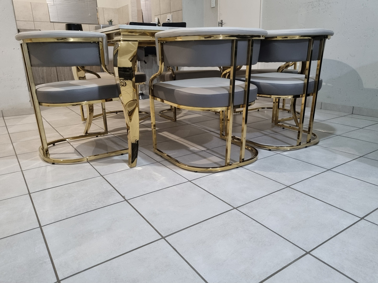 Cavario Luxury Dining Set
