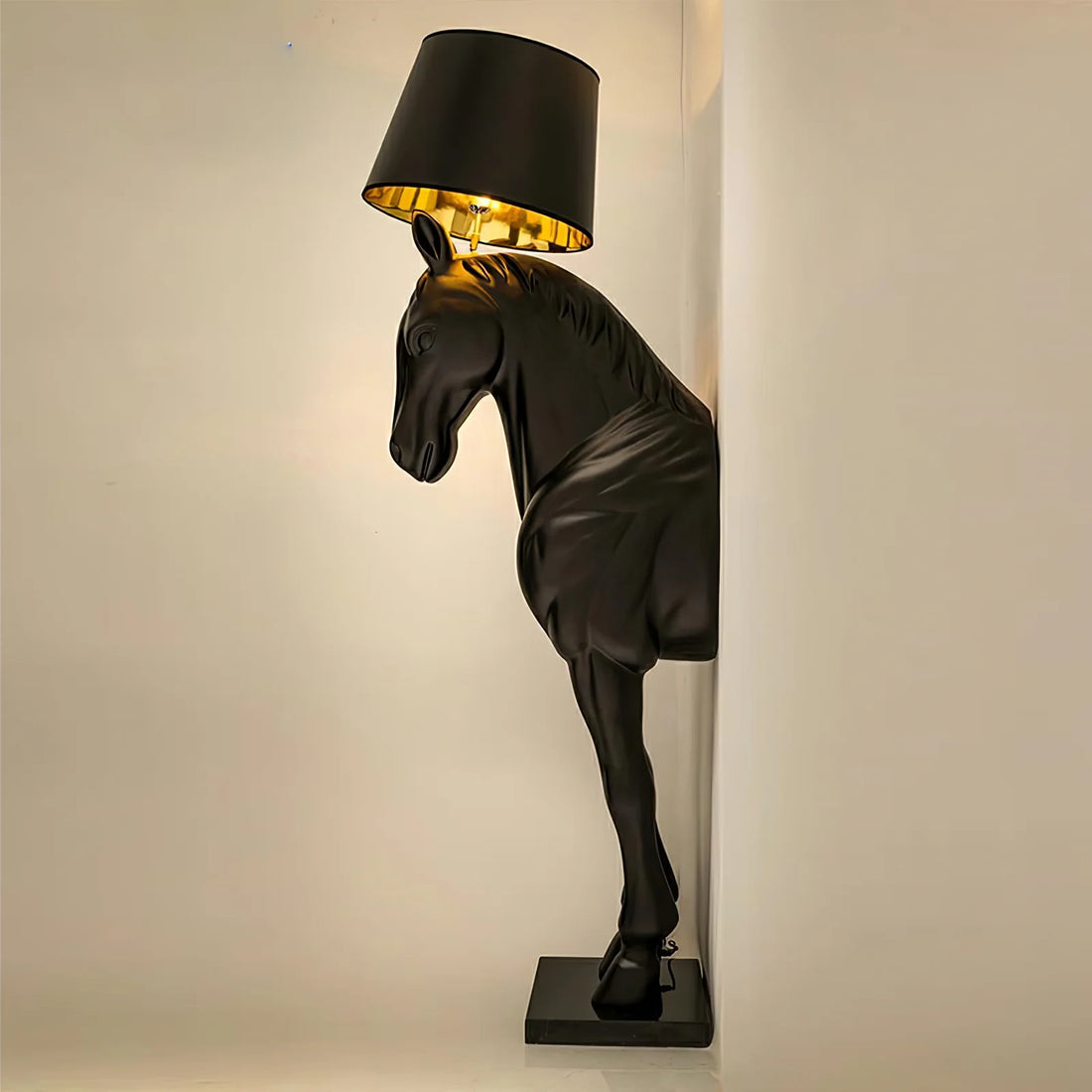 Black horse sculpture lamp